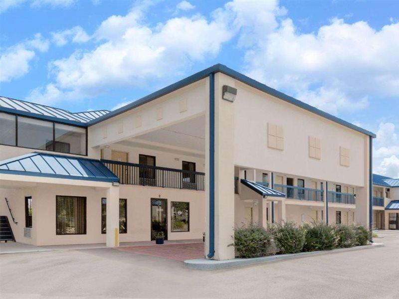 Super 8 By Wyndham Hattiesburg South Exterior photo